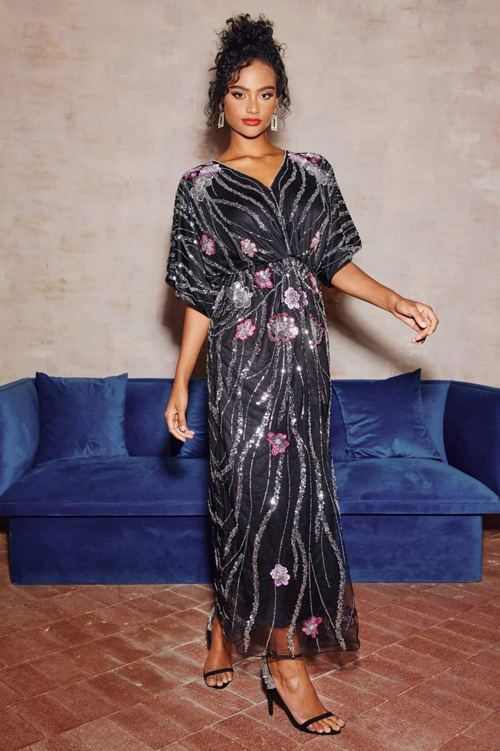Detailaufnahme der Blumenstickerei am Nina Maxikleid - KYMA