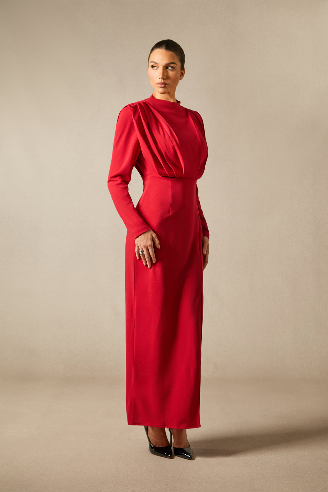 Detailaufnahme des Stoffes und der Ärmel des Novia Maxikleids - KYMA
