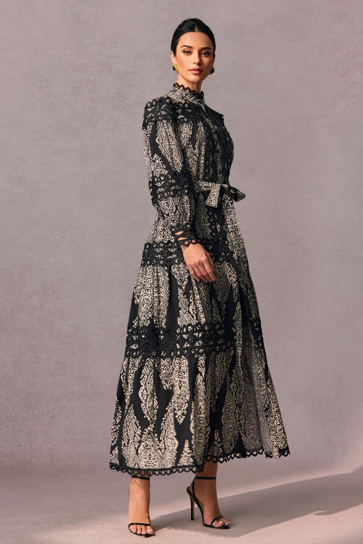 Ophelia bedrucktes Maxikleid mit Spitzenbesatz Vorderansicht