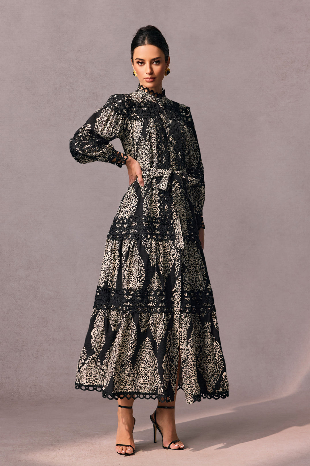 Ophelia bedrucktes Maxikleid mit Spitzenbesatz Ärmel Detail