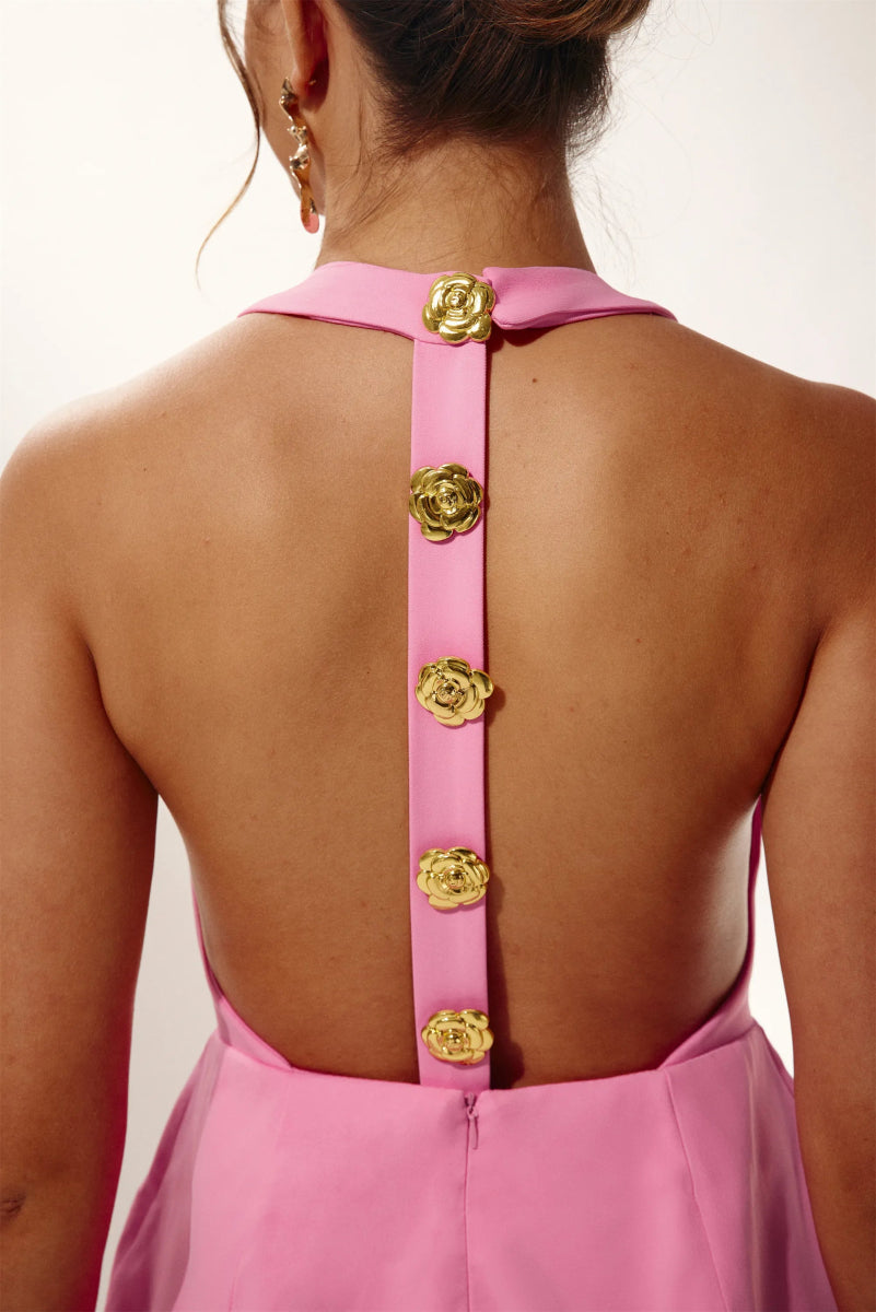 Modell trägt das Rebecca Neckholder-Minikleid in voller Länge - KYMA
