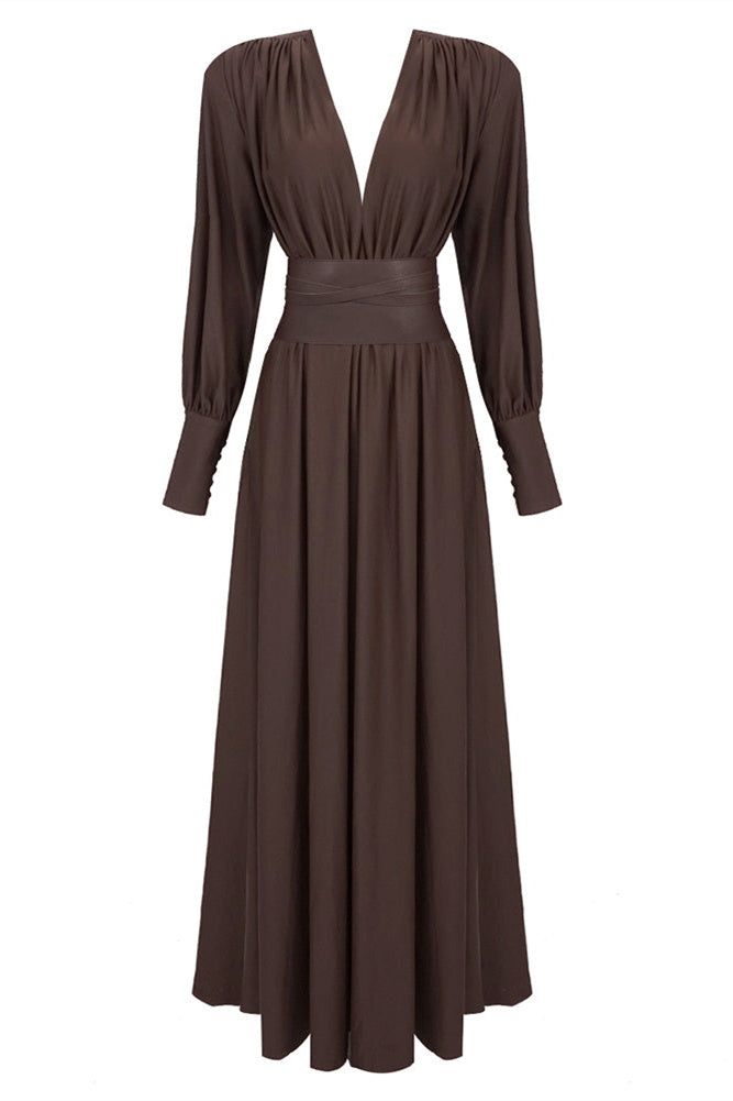 Model trägt das Renata Plunge Langarm Maxi-Kleid von KYMA bei Tag