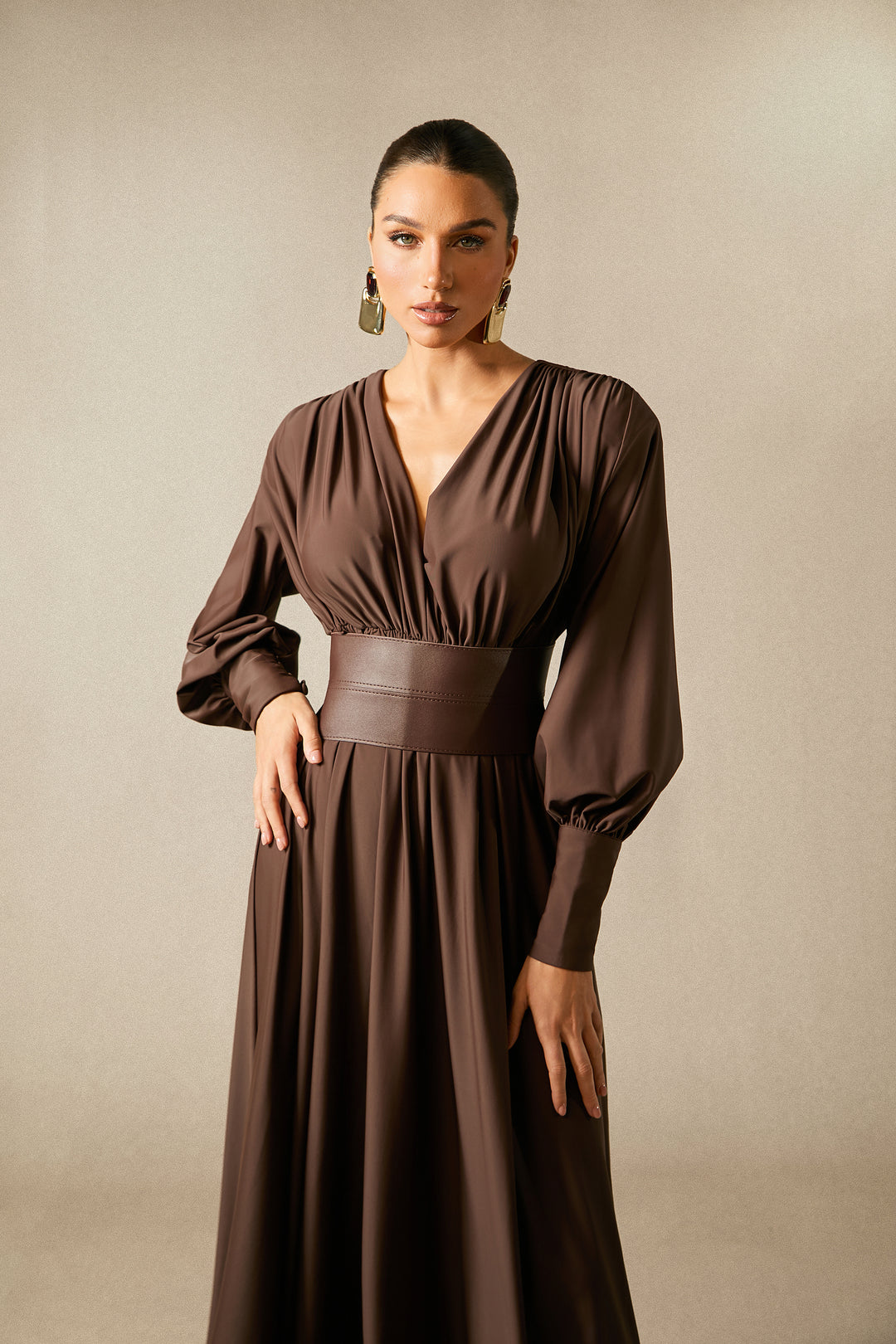 Das Renata Plunge Langarm Maxi-Kleid von KYMA, seitliche Ansicht