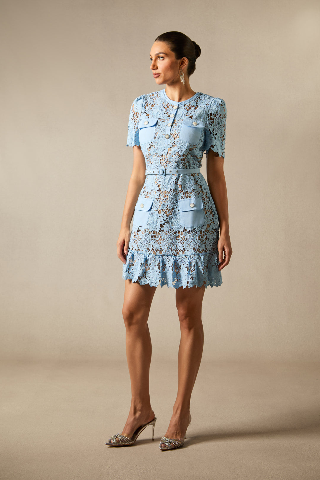 Renata Minikleid mit floraler Stickerei und Spitze auf Model