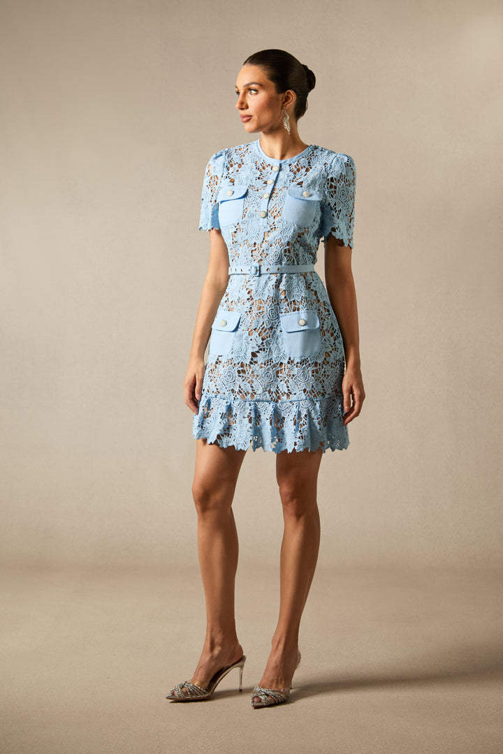 Renata Minikleid mit floraler Stickerei und Spitze auf Model