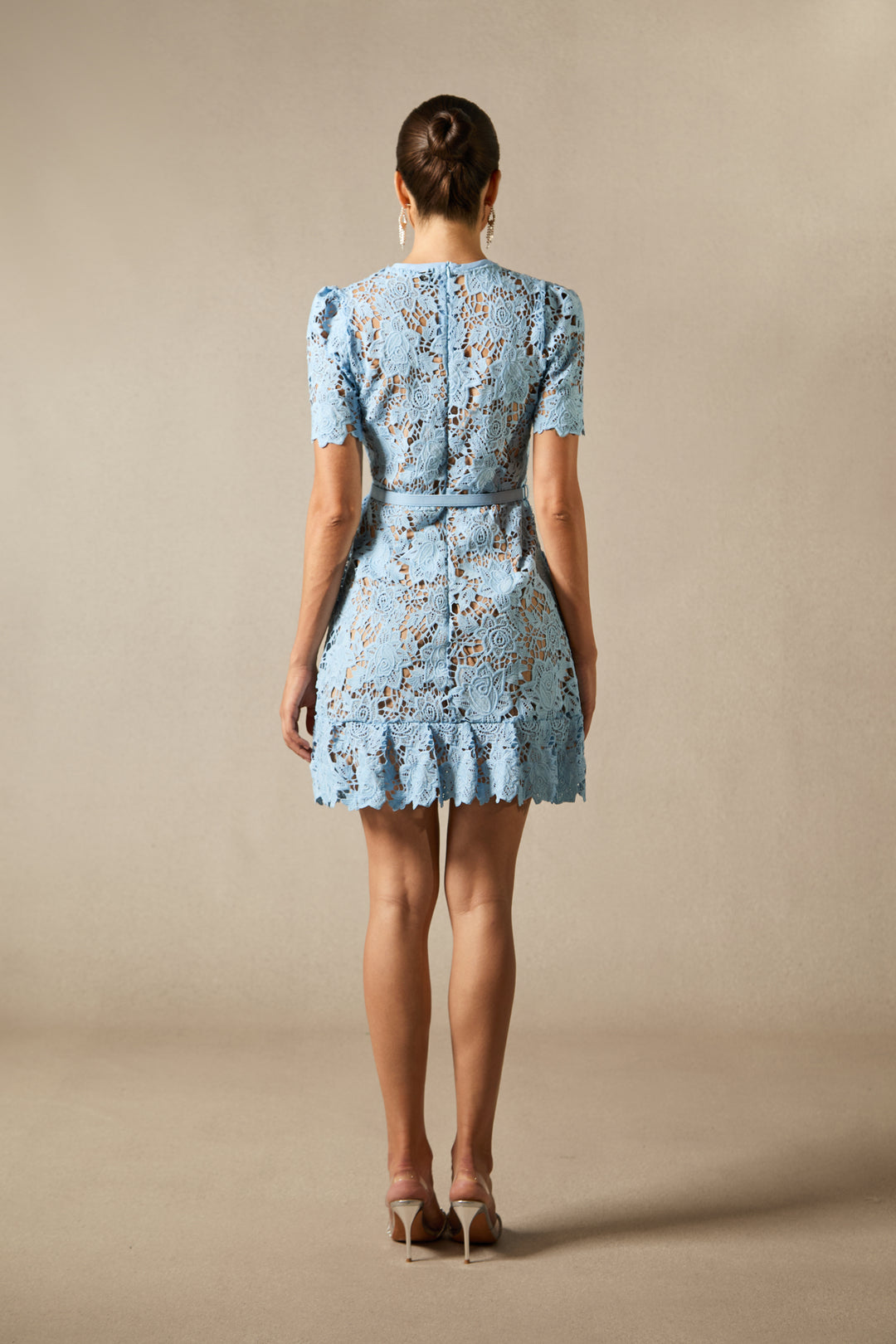 Renata Minikleid mit floraler Stickerei und Spitze am Strand