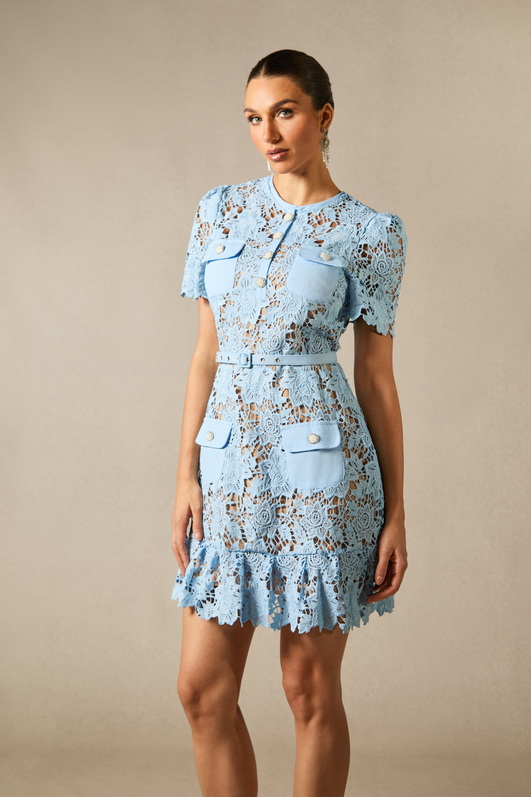 Renata Minikleid mit floraler Stickerei und Spitze im Resort