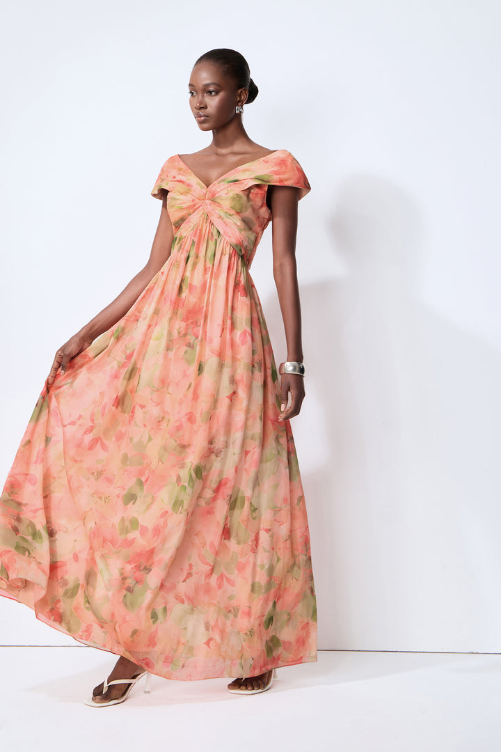 Model trägt das Maxikleid von der Seite - KYMA
