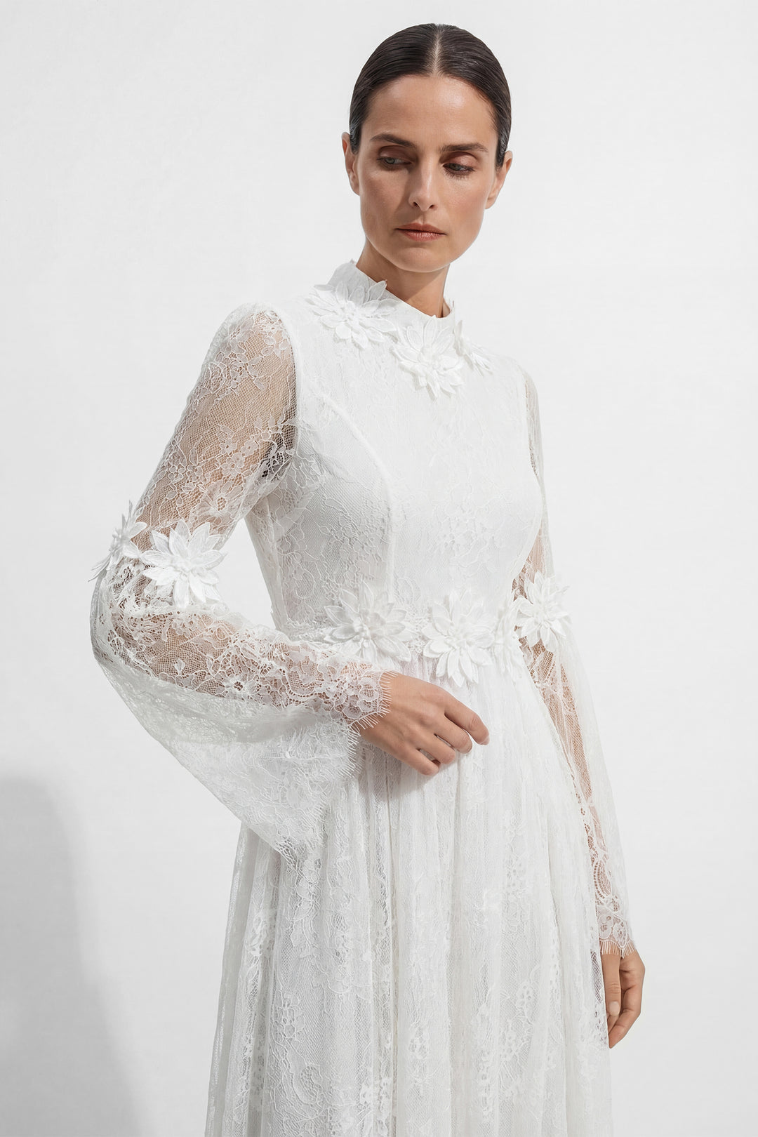 Detailansicht der Blumen-Applikationen auf dem Spitzenkleid von KYMA