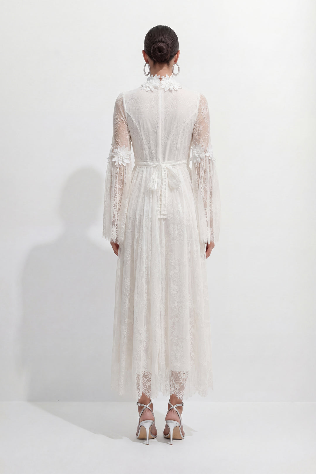 Model trägt das weiße Spitzen-Maxikleid von KYMA