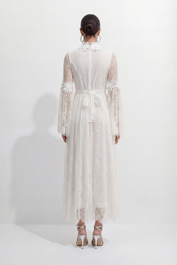 Model trägt das weiße Spitzen-Maxikleid von KYMA