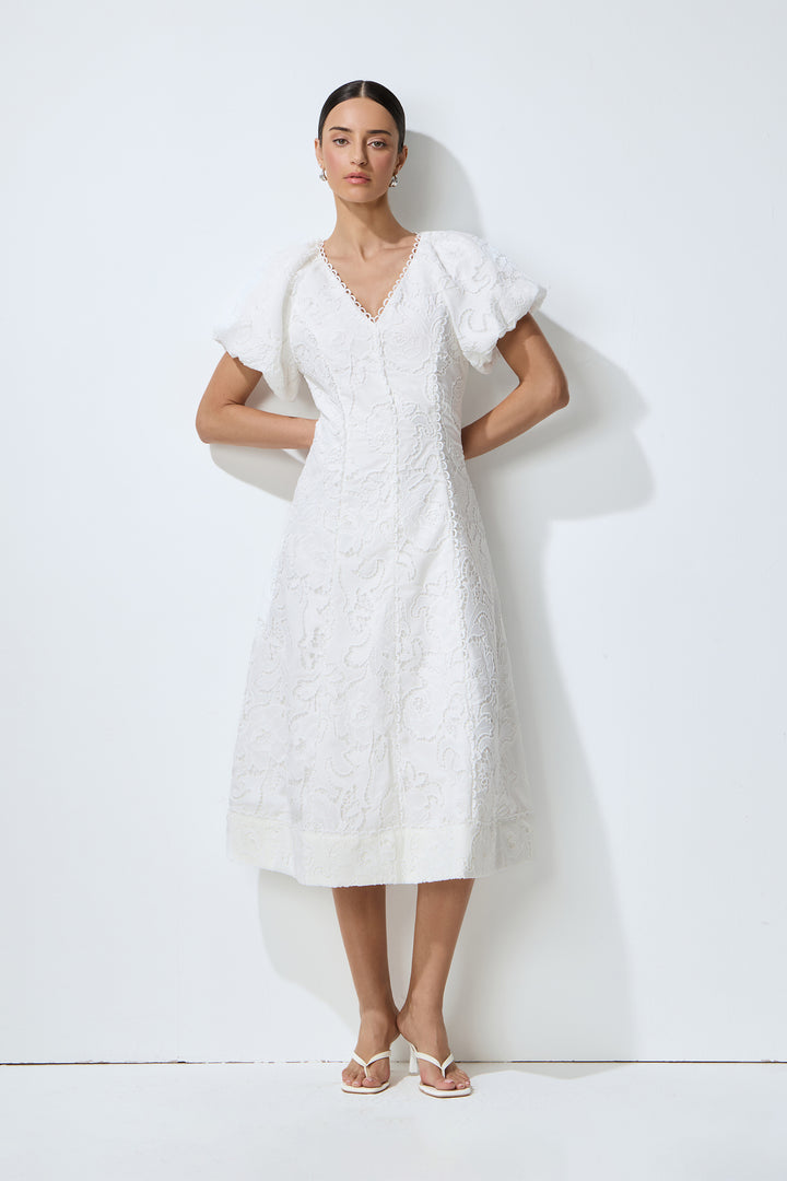 So Perfectly You Weißes Spitzenstickerei-Midikleid mit Puffärmeln und Modell