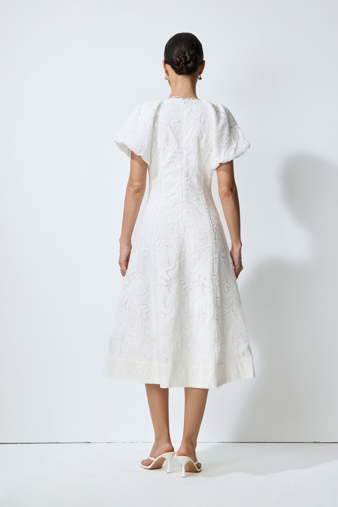Modell trägt das Kleid seitlich