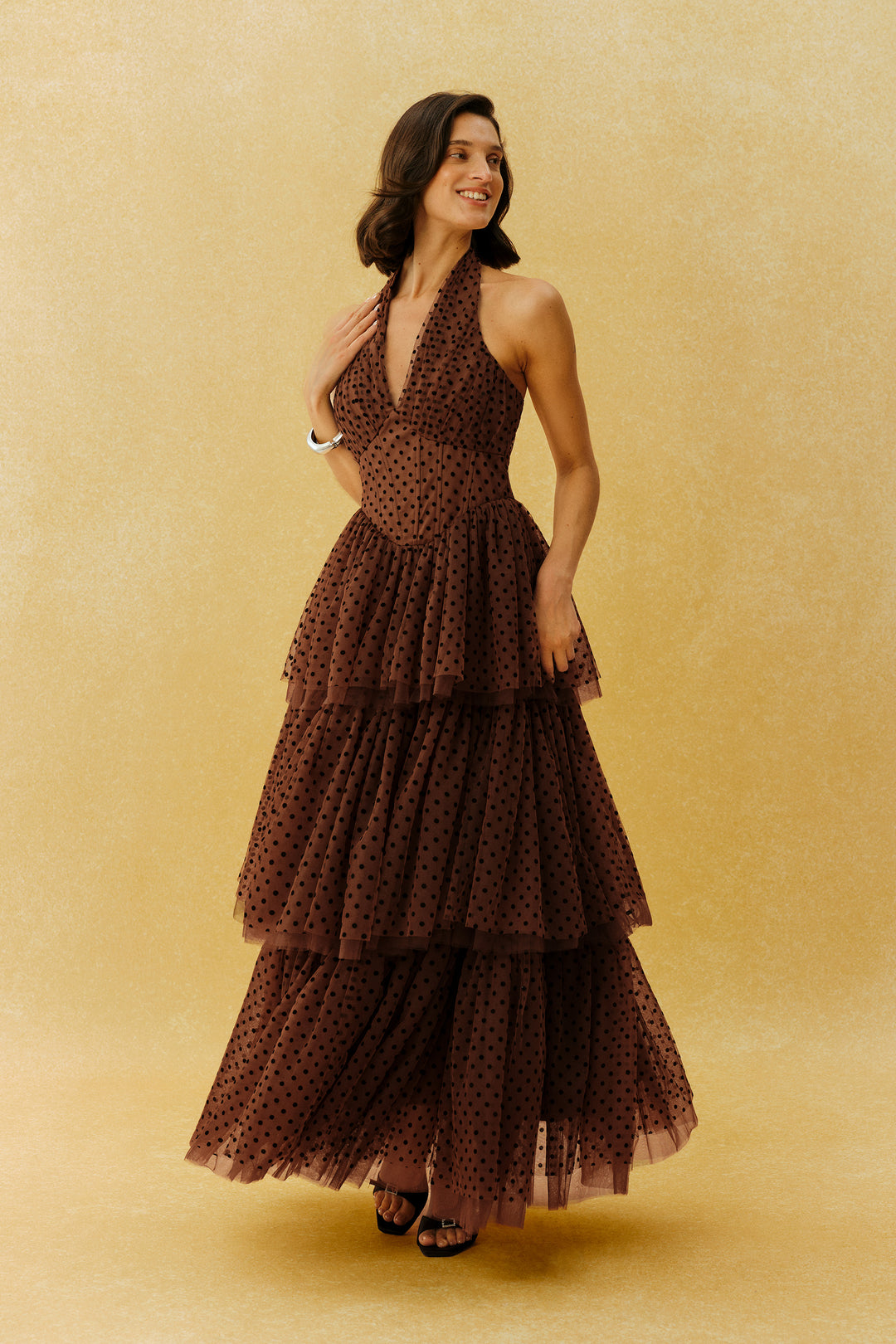 Model trägt das braune Polka-Dot-Maxikleid - KYMA