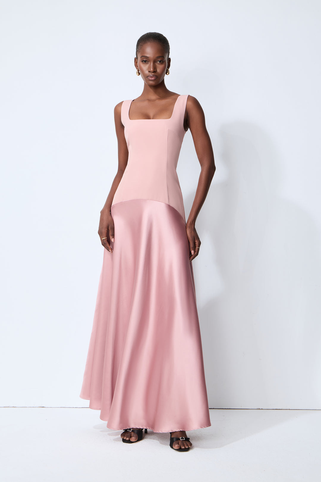 Rosa Maxikleid aus Satin mit eckigem Ausschnitt und ohne Ärmel Vorderansicht
