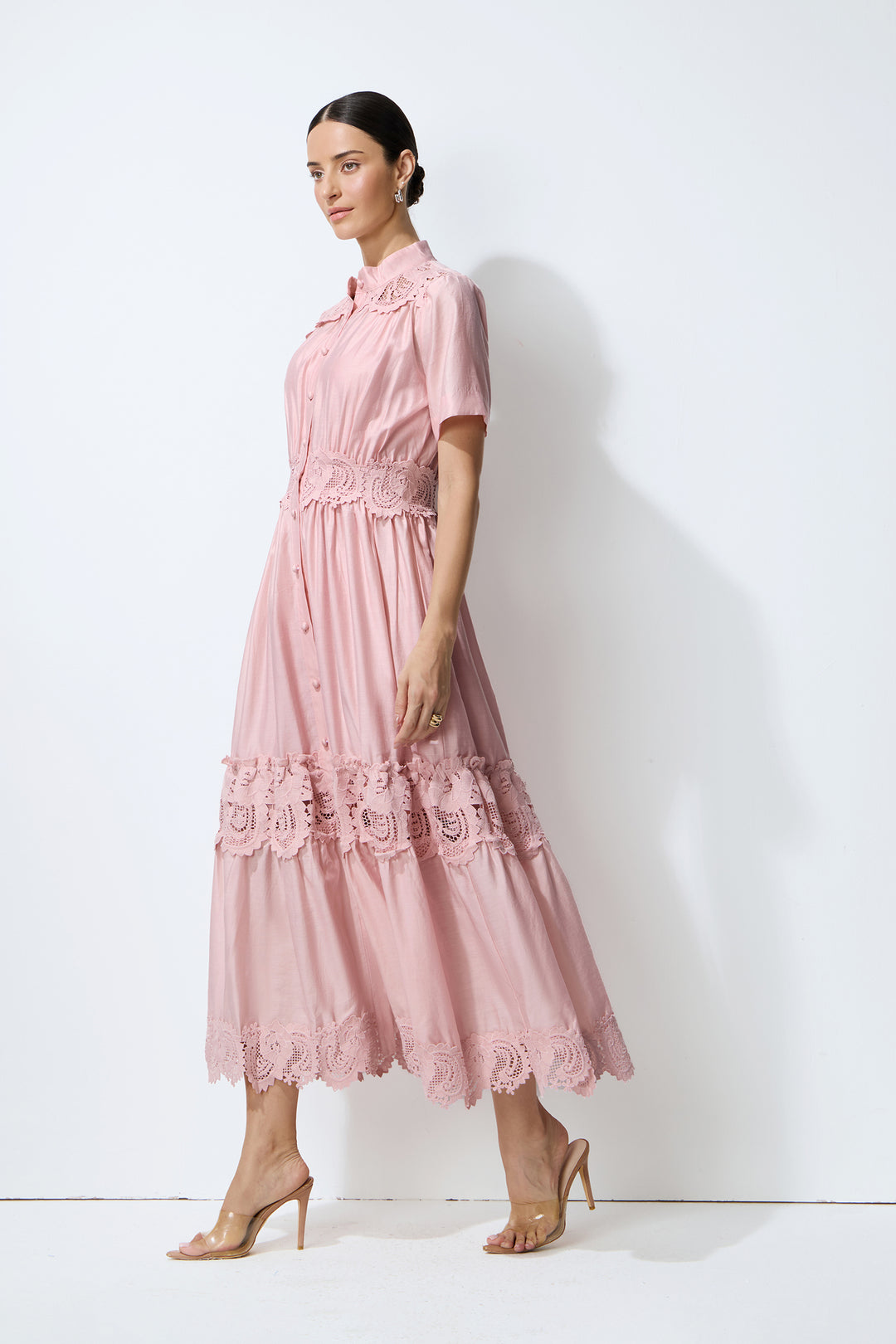 Model trägt das rosafarbene Spitzen-Maxikleid