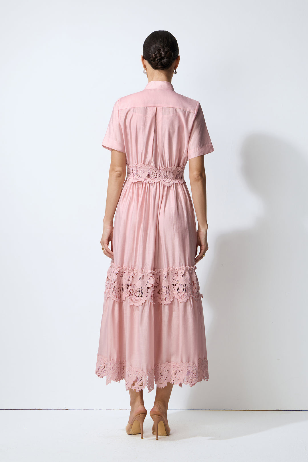 Styling-Optionen für das rosafarbene Maxikleid
