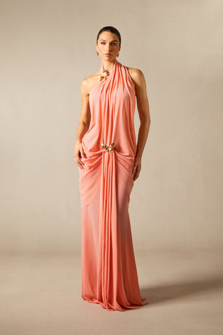 Sabrina Maxikleid mit Schmetterlings-Applikationen und Neckholder, angezogen von Model, Rückansicht