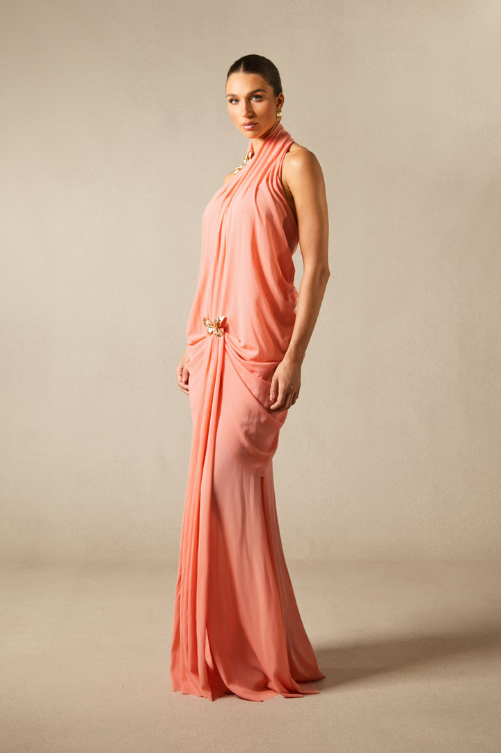Sabrina Maxikleid mit Schmetterlings-Applikationen und Neckholder, gestylt für eine Hochzeit