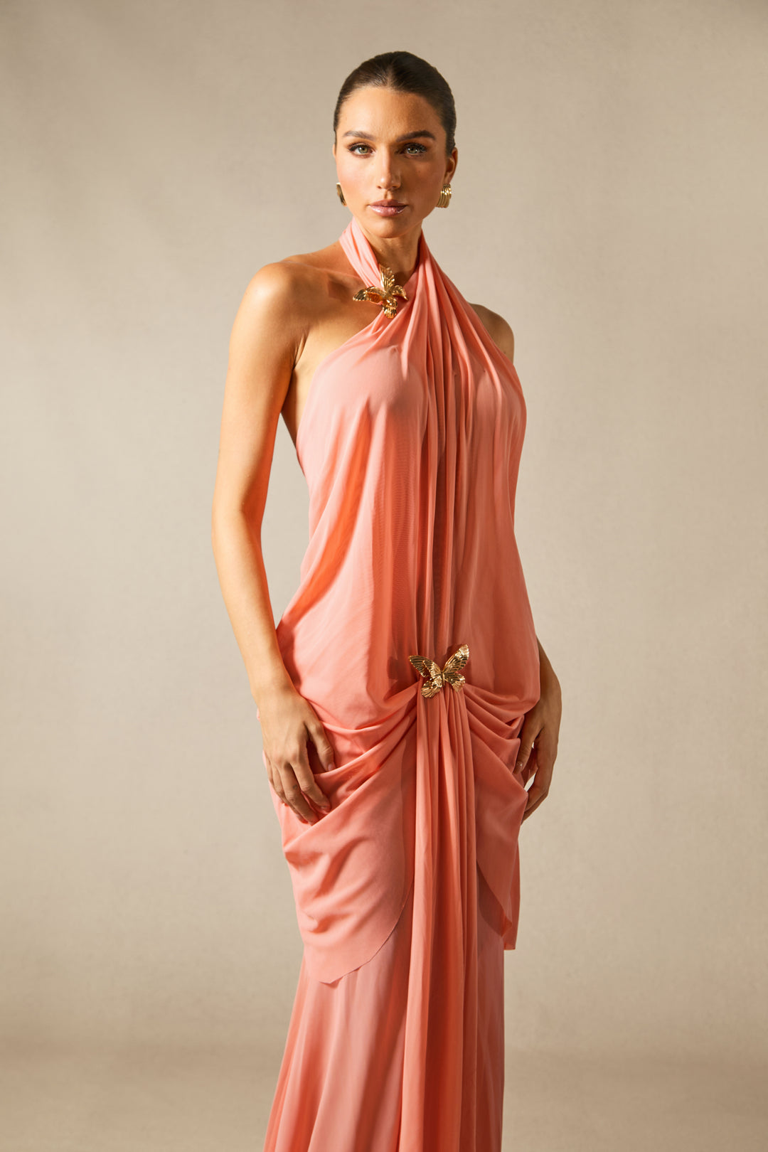 Sabrina Maxikleid mit Schmetterlings-Applikationen und Neckholder, liegend