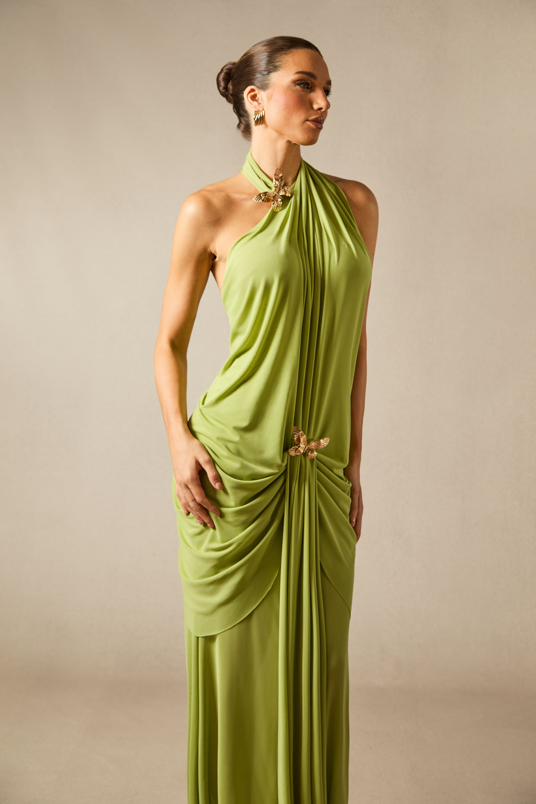 Sabrina Maxikleid mit Schmetterlings-Applikationen und Neckholder, angezogen von Model