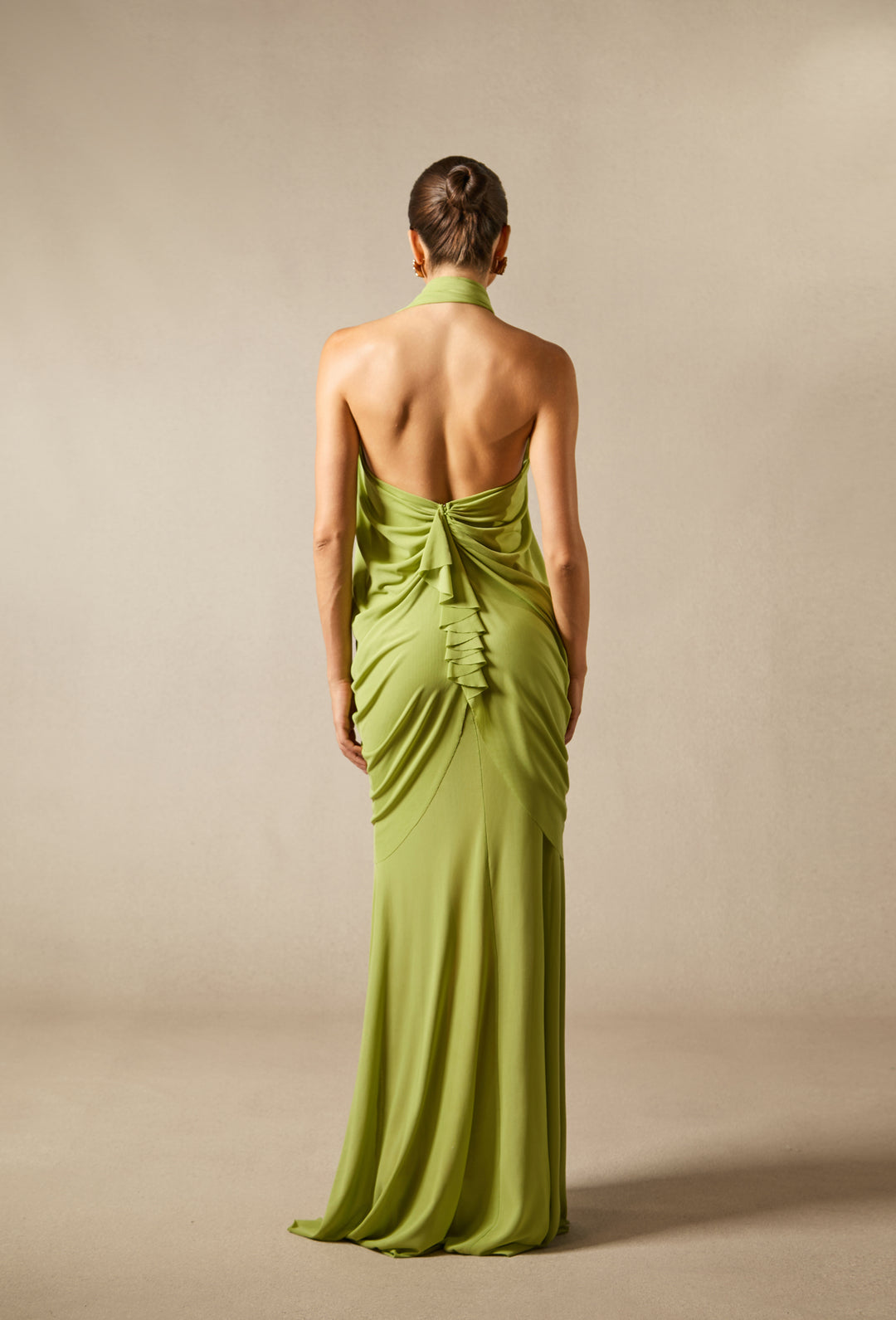 Sabrina Maxikleid mit Schmetterlings-Applikationen und Neckholder, angezogen von Model, Detail des A