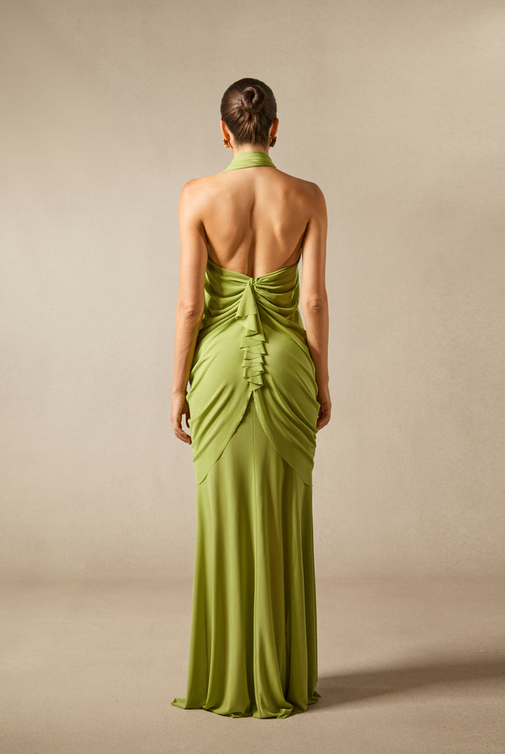 Sabrina Maxikleid mit Schmetterlings-Applikationen und Neckholder, angezogen von Model, Detail der S