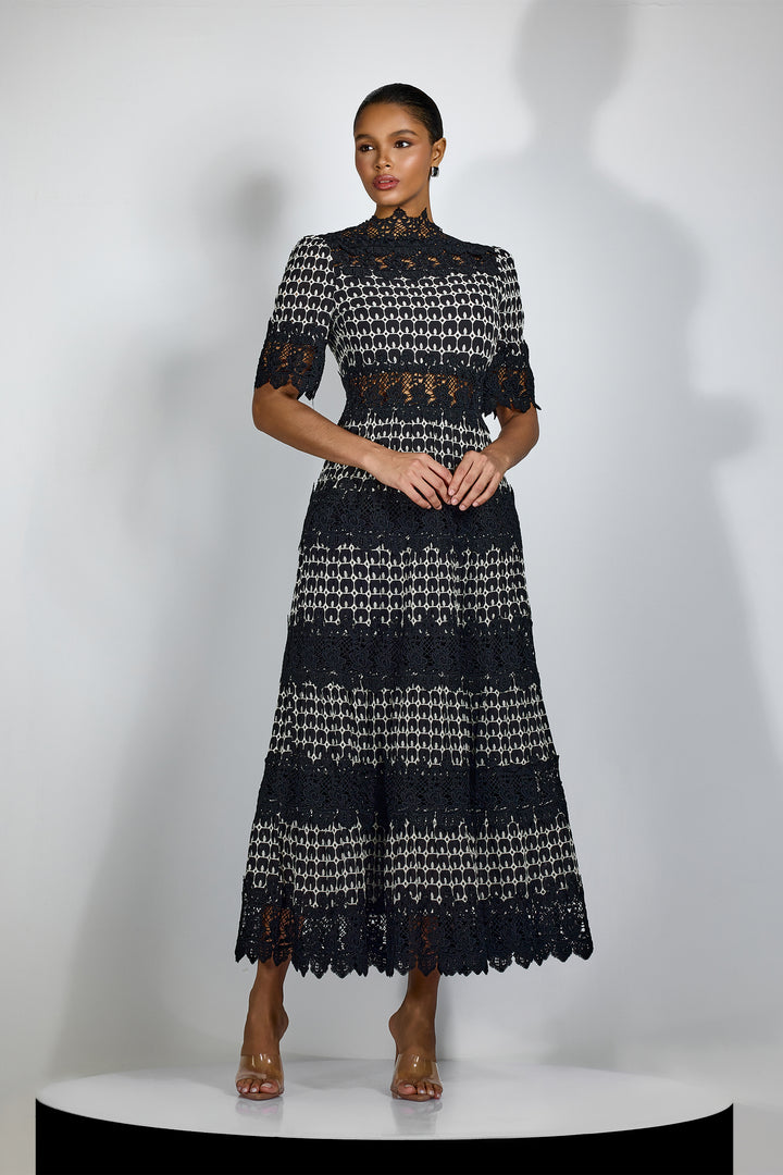 Sabrina besticktes Spitzen-Midi-Kleid mit kurzen Ärmeln Vorderansicht