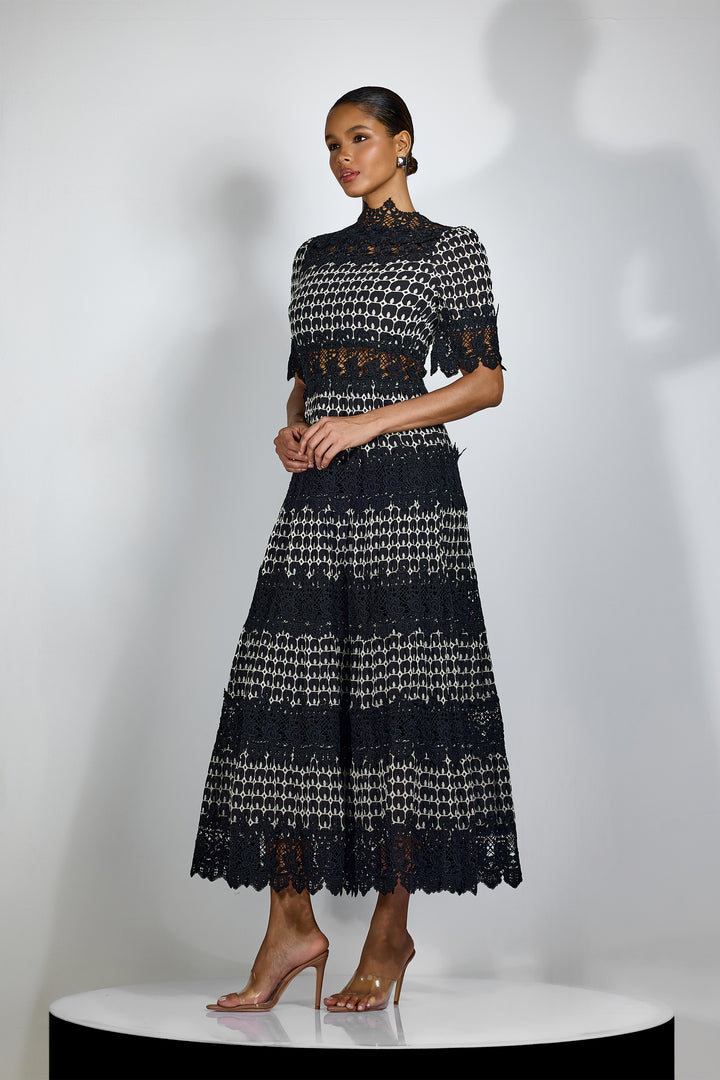 Sabrina besticktes Spitzen-Midi-Kleid mit kurzen Ärmeln Ärmel Detail