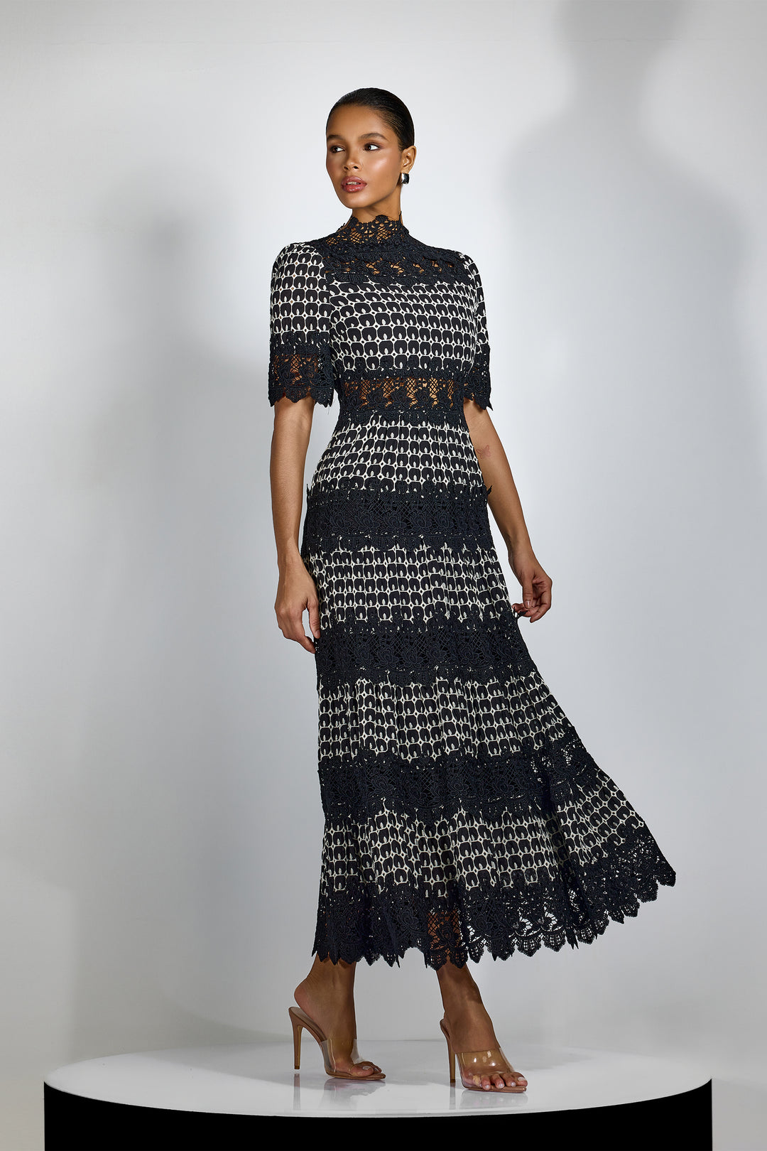 Sabrina besticktes Spitzen-Midi-Kleid mit kurzen Ärmeln Kragen Detail