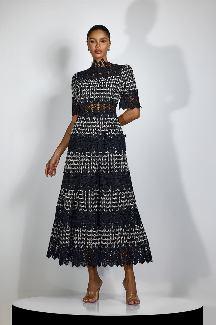Sabrina besticktes Spitzen-Midi-Kleid mit kurzen Ärmeln Gesamtansicht