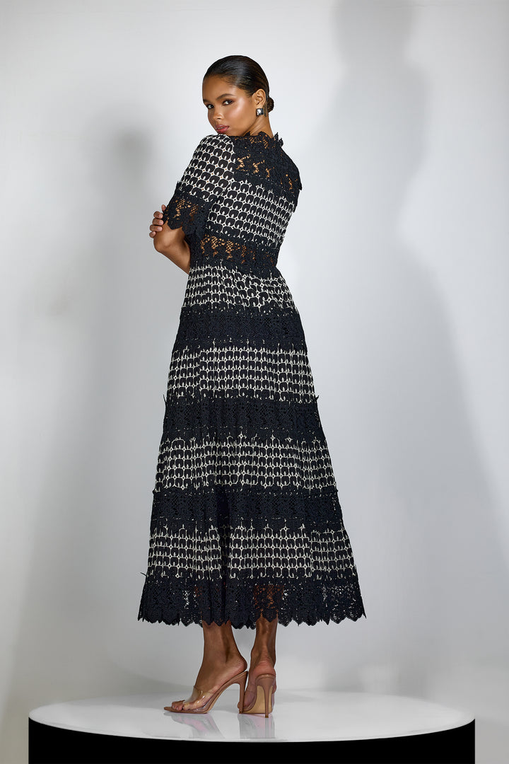 Sabrina besticktes Spitzen-Midi-Kleid mit kurzen Ärmeln Stoff Textur