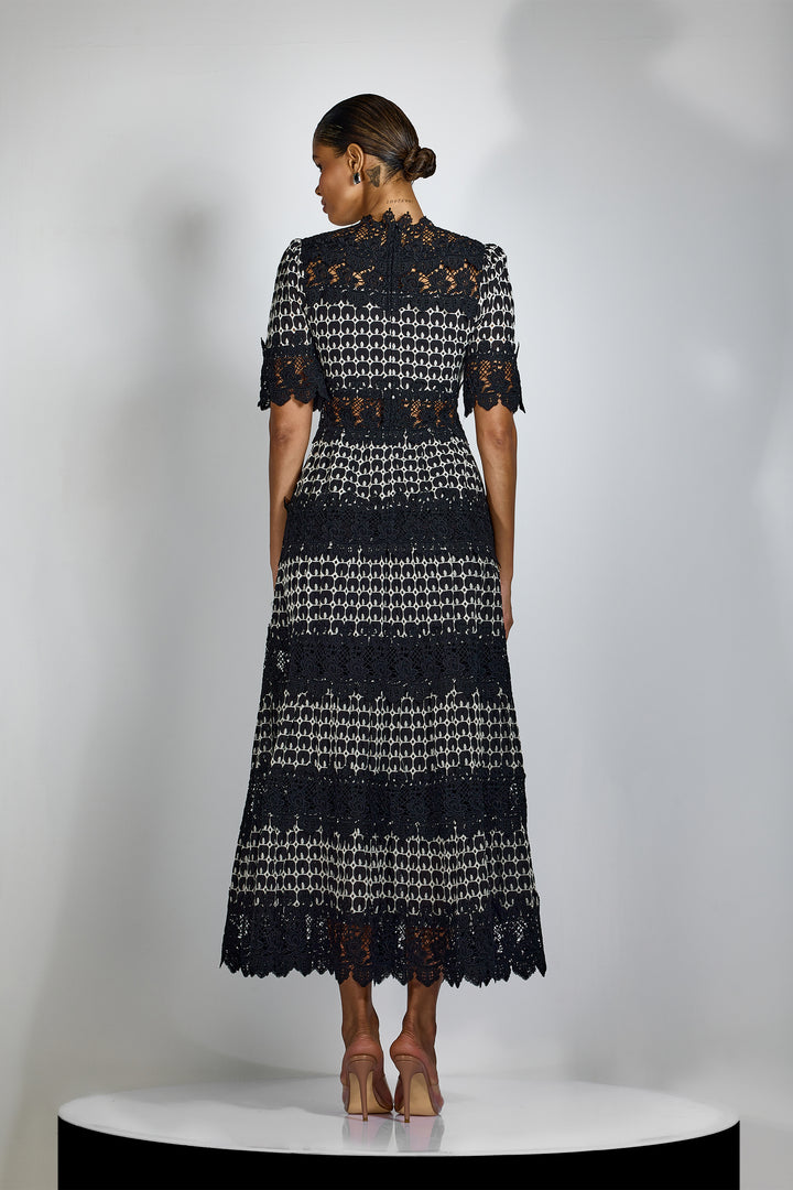 Sabrina besticktes Spitzen-Midi-Kleid mit kurzen Ärmeln Modell sitzend