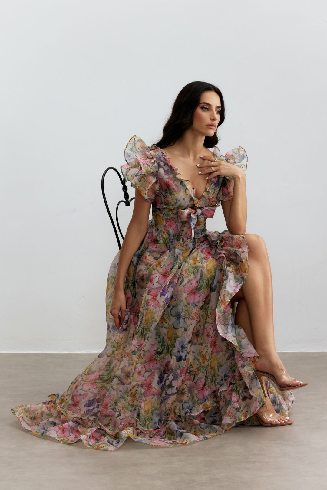 Model in Bewegung mit dem Sarah Maxikleid - KYMA