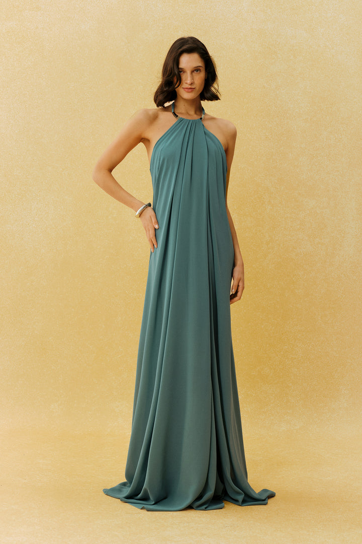 Model trägt das Salbeigrüne Maxikleid von vorne - KYMA