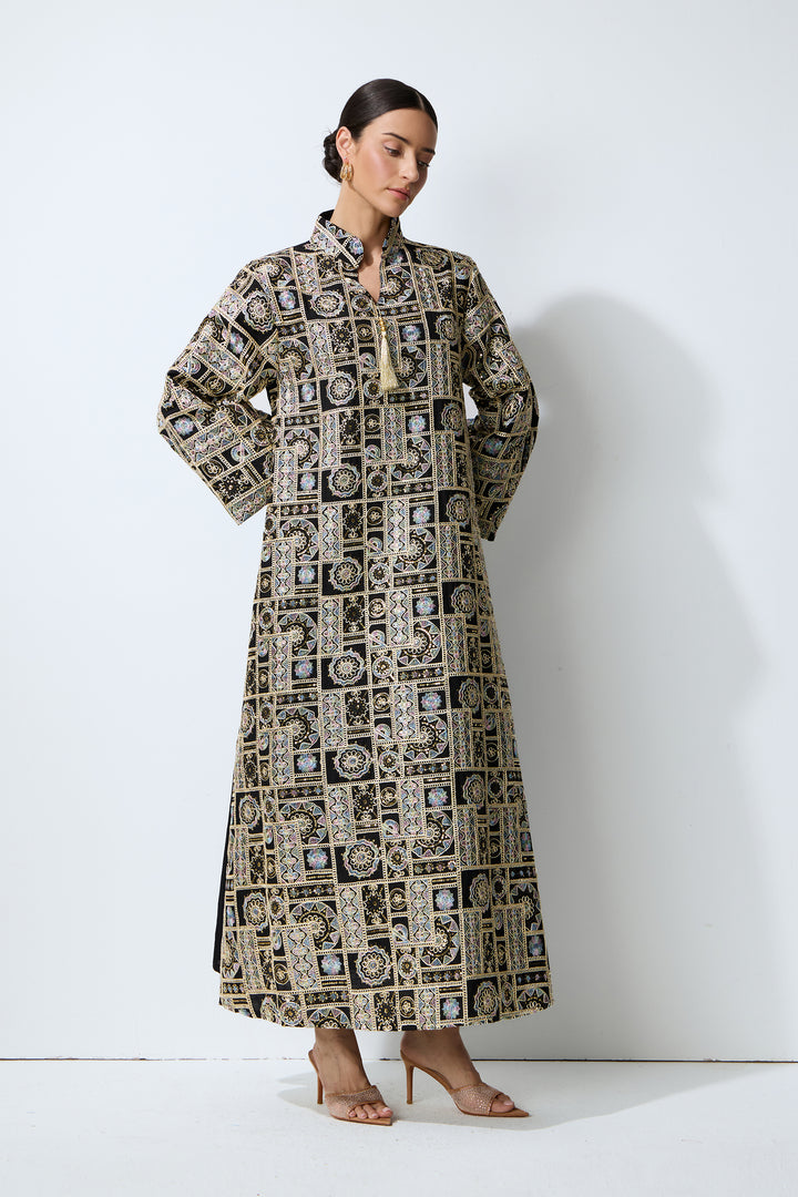 Rückenansicht des Kaftan-Maxikleids mit geometrischer Stickerei - KYMA
