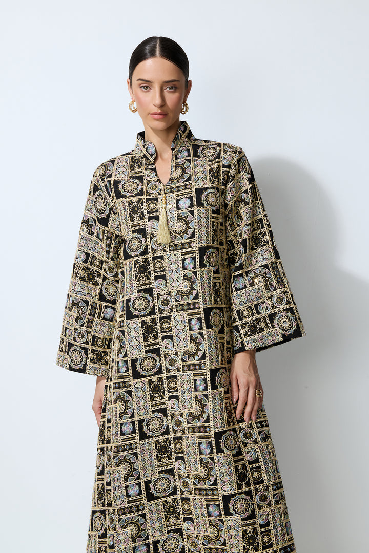 Nahaufnahme der Pailletten und Stickerei am Kaftan-Maxikleid - KYMA