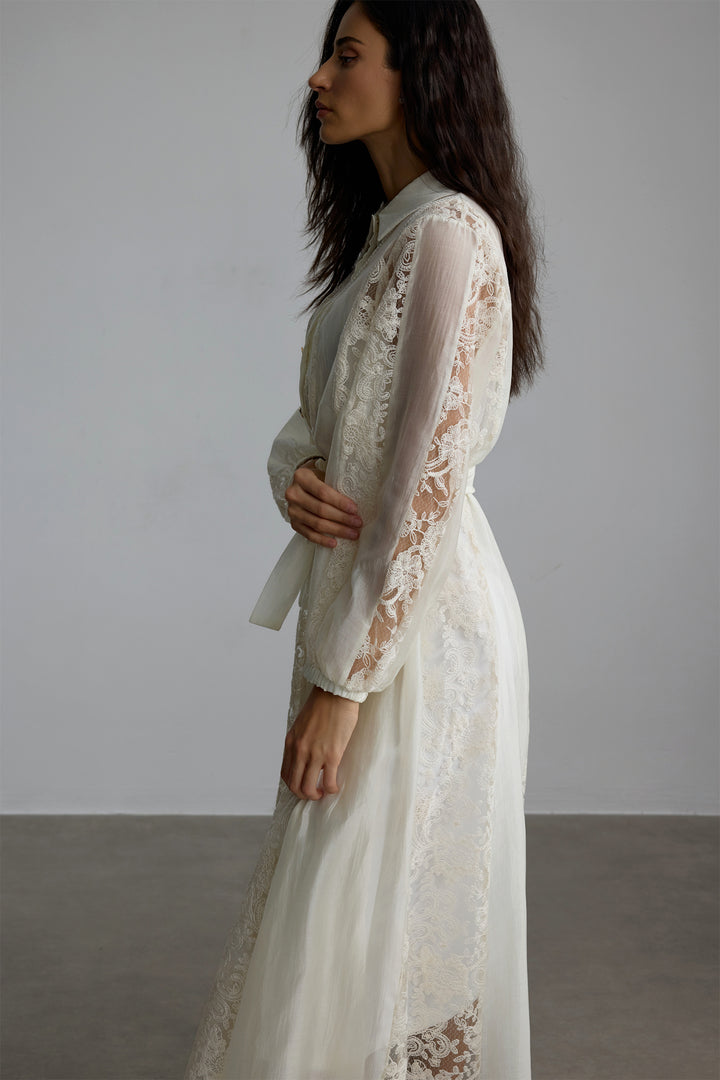 Serena Midi-Kleid mit Hemdkragen und Spitze Model stehend - KYMA