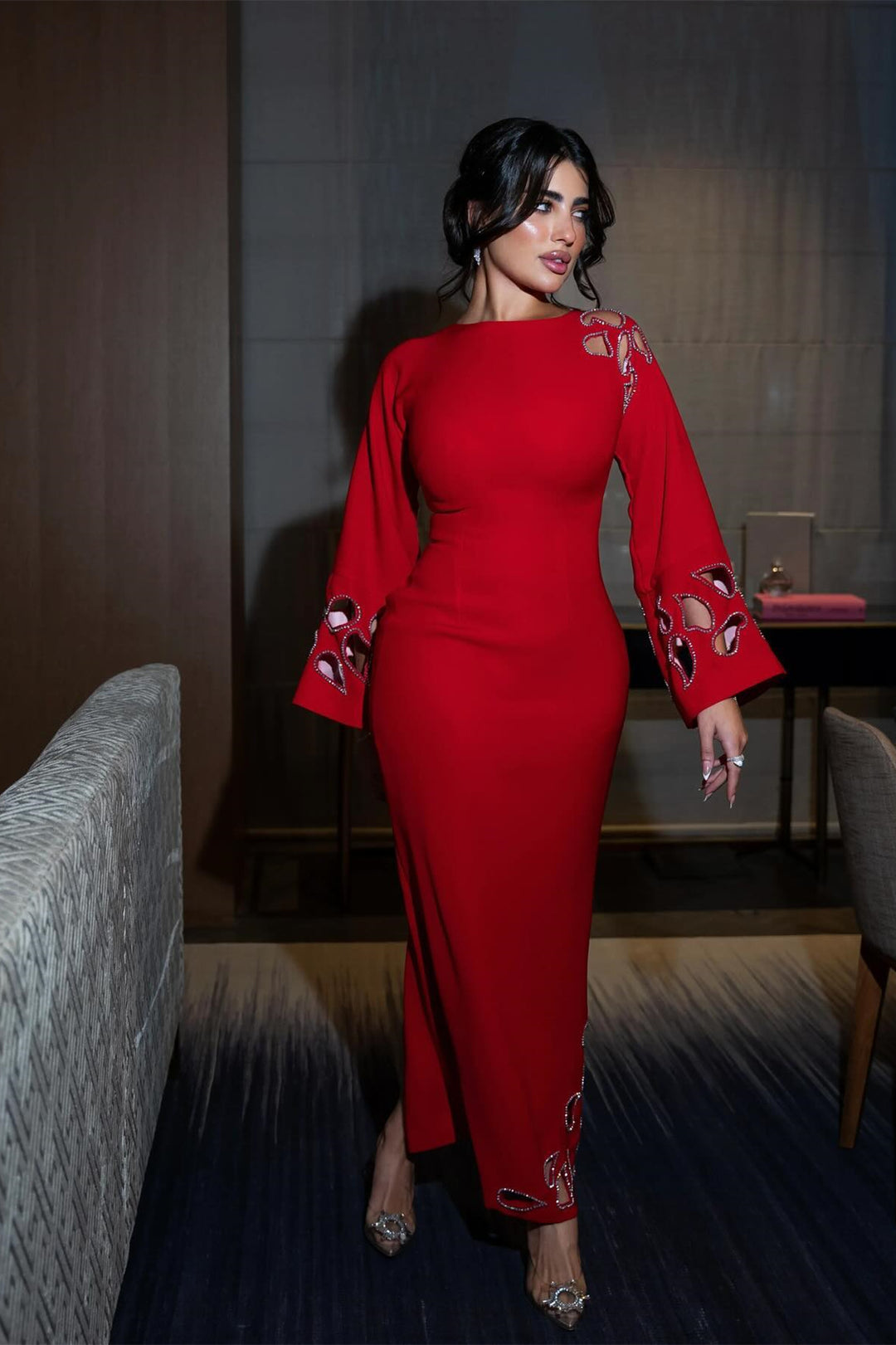 Detailaufnahme des Cut-Outs und der Strasssteine am Maxikleid von Sharon