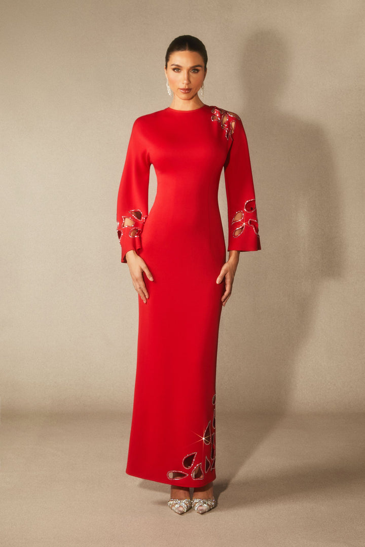 Model trägt das Sharon Maxikleid mit Cut-Out und langen Ärmeln