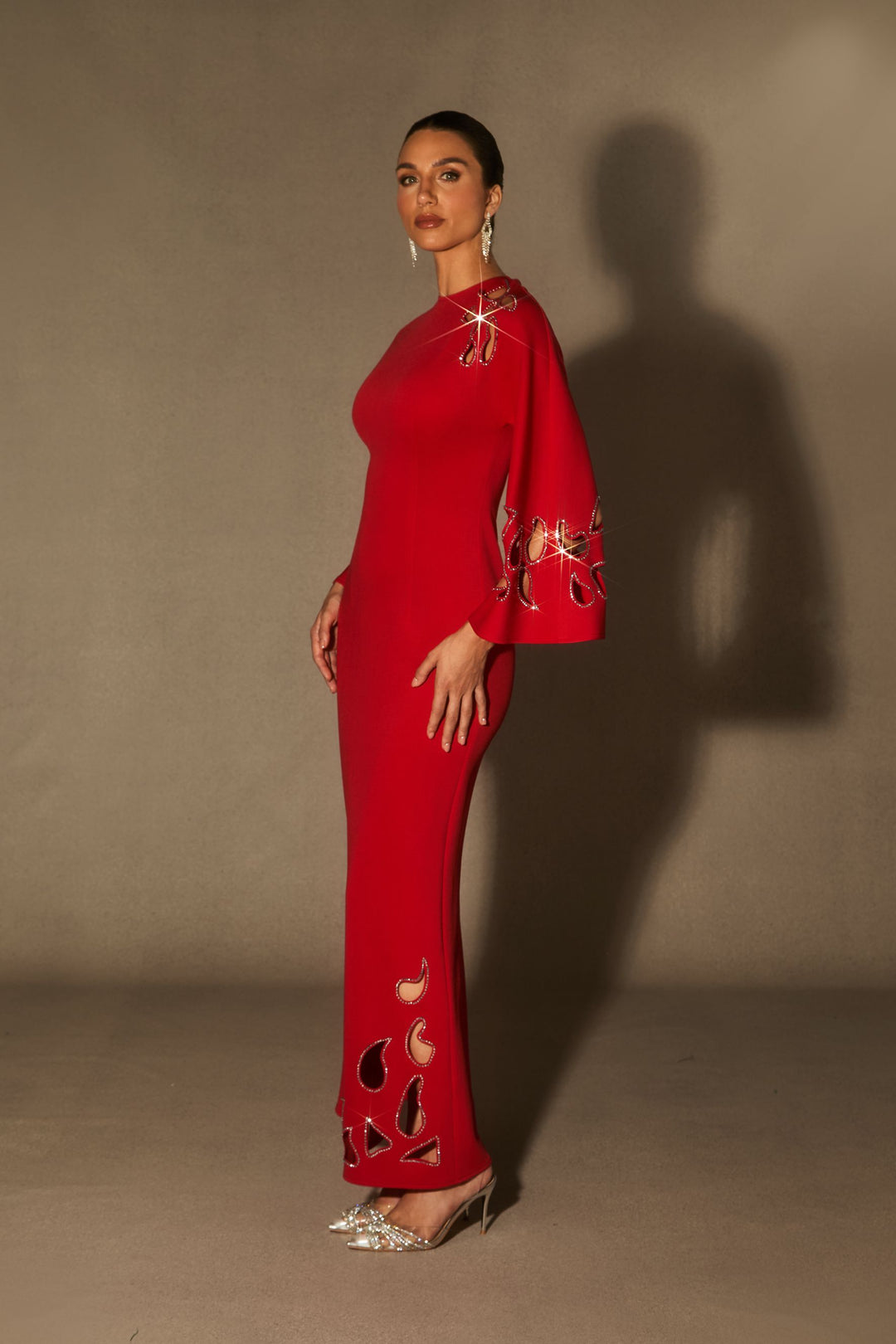 Seitenansicht des eleganten Sharon Maxikleides mit Cut-Out