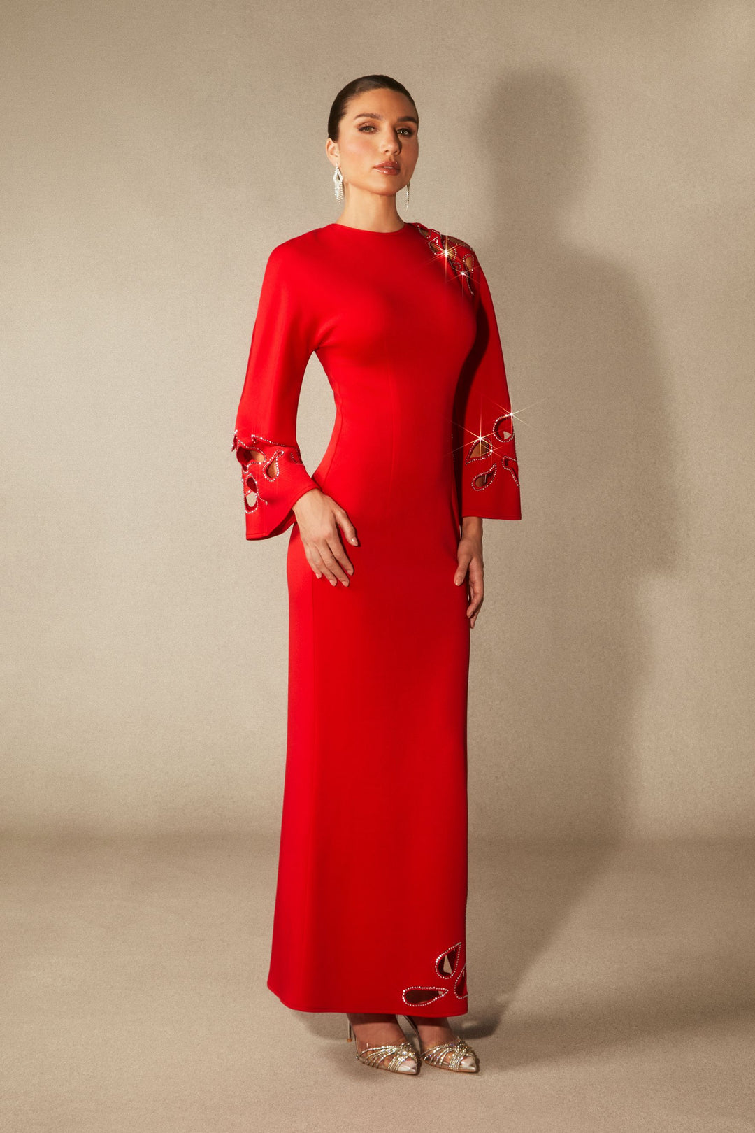 Eine Frau posiert in einem eleganten Sharon Cut-Out Maxikleid