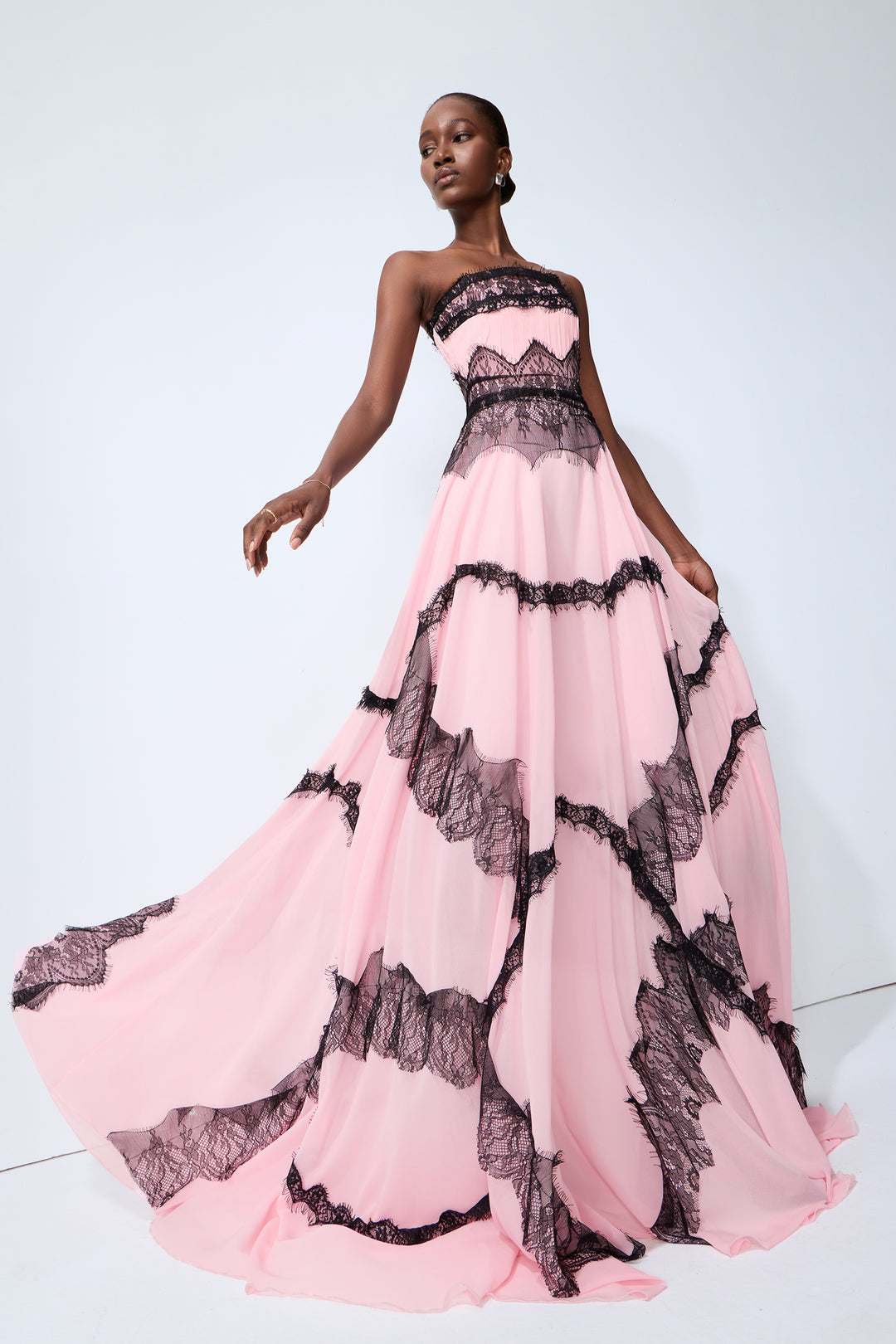 Das schulterfreie rosa Maxikleid mit abnehmbaren Trägern – KYMA