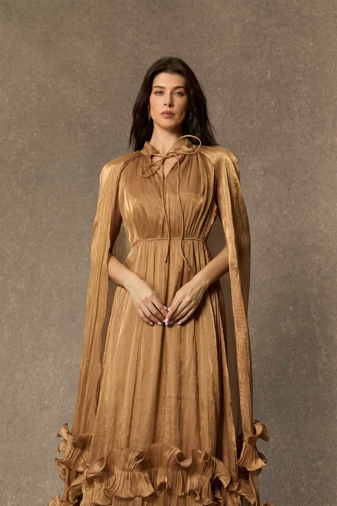 Shirley Cape Effect Rüschen Midikleid Modellansicht 5 - KYMA