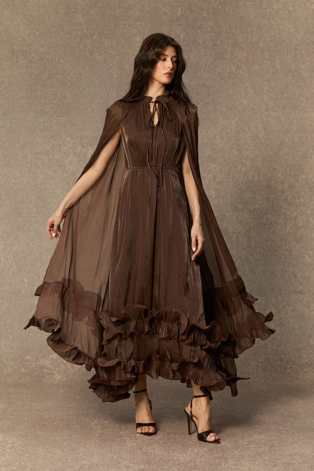Shirley Cape Effect Rüschen Midikleid Modellansicht 9 - KYMA