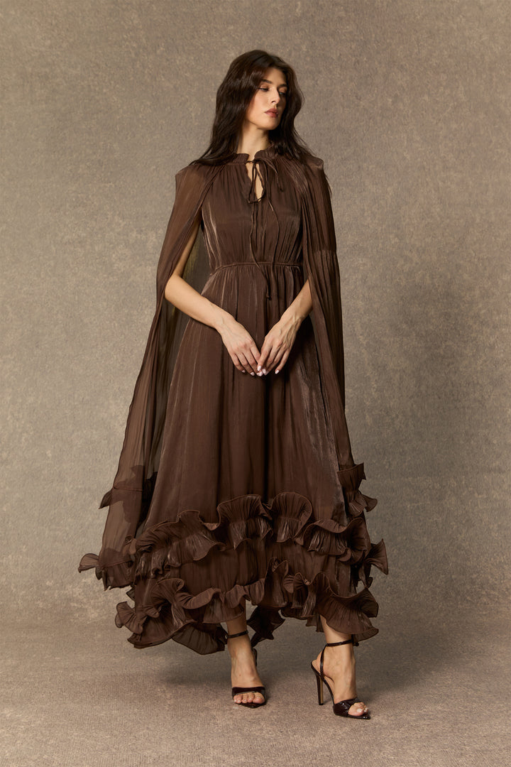 Shirley Cape Effect Rüschen Midikleid Modellansicht 10 - KYMA