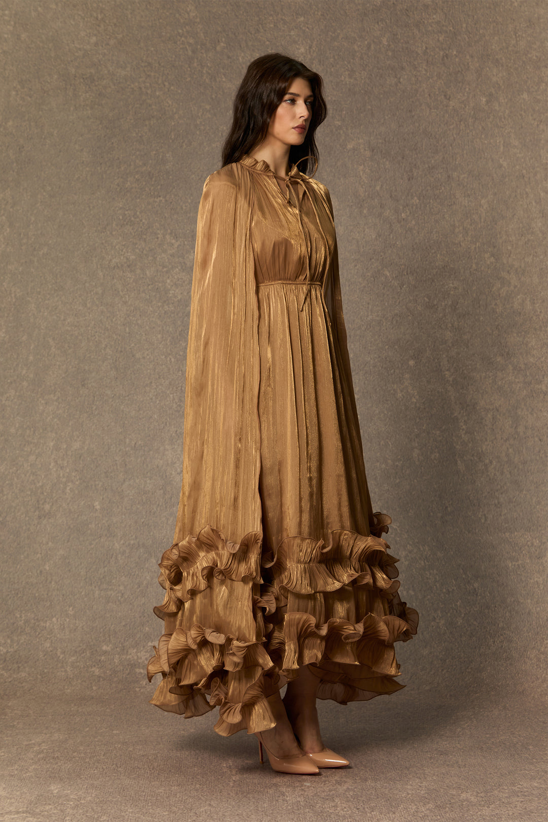 Shirley Cape Effect Rüschen Midikleid Modellansicht 1 - KYMA
