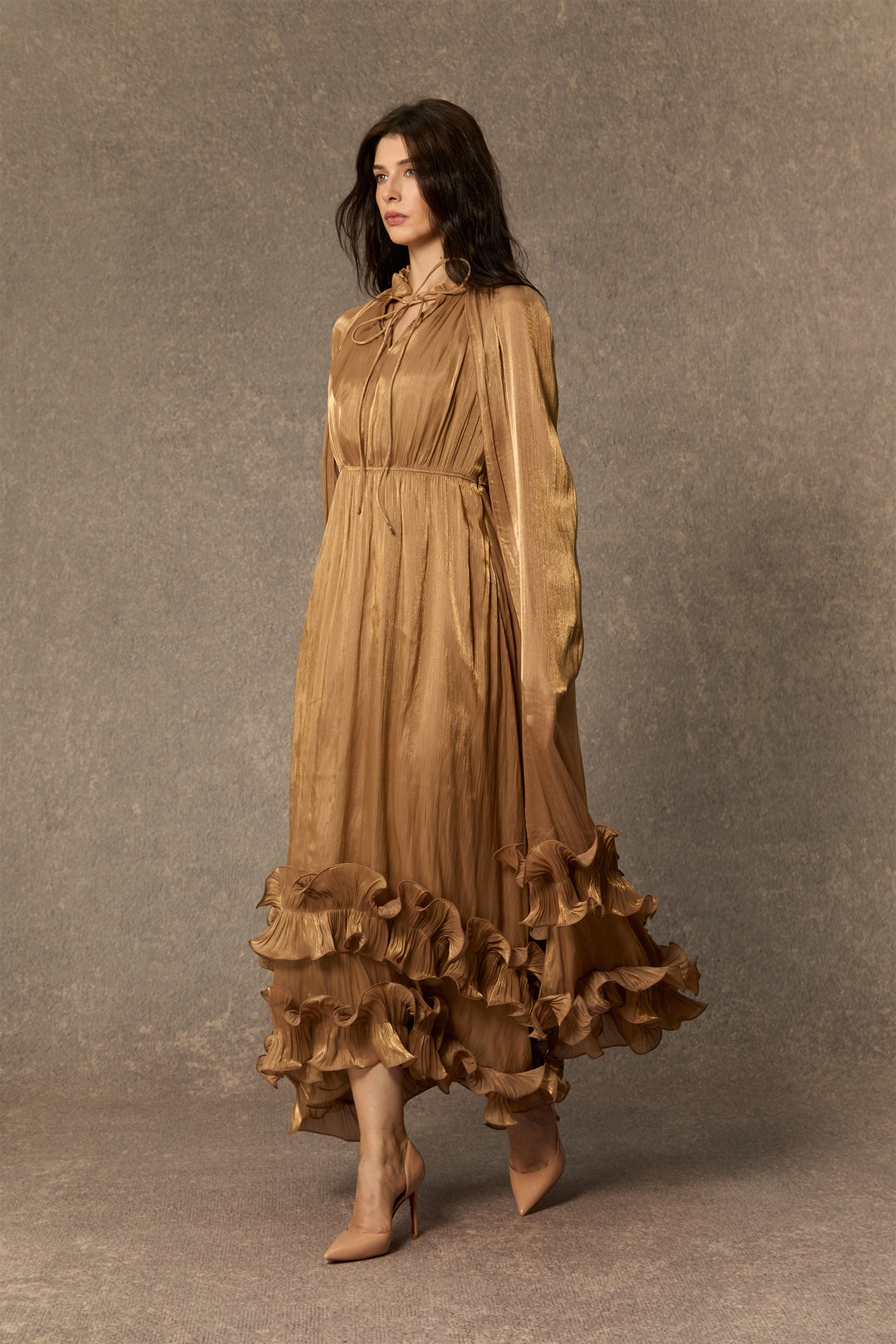 Shirley Cape Effect Rüschen Midikleid Modellansicht 3 - KYMA