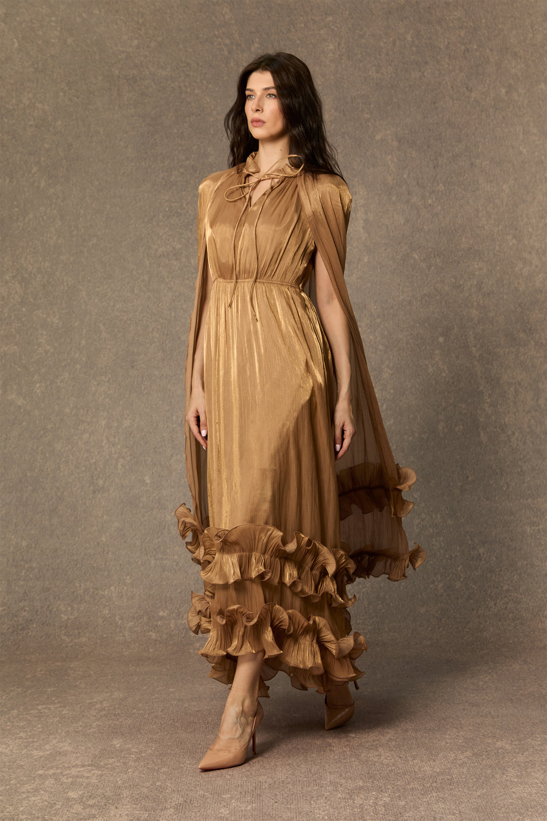 Shirley Cape Effect Rüschen Midikleid Modellansicht 4 - KYMA