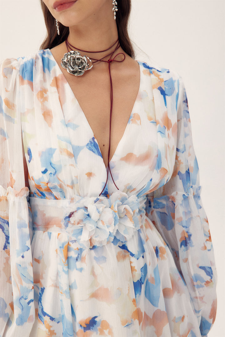 Nahaufnahme des Blumenprints und der Rüschen am Kleid von KYMA